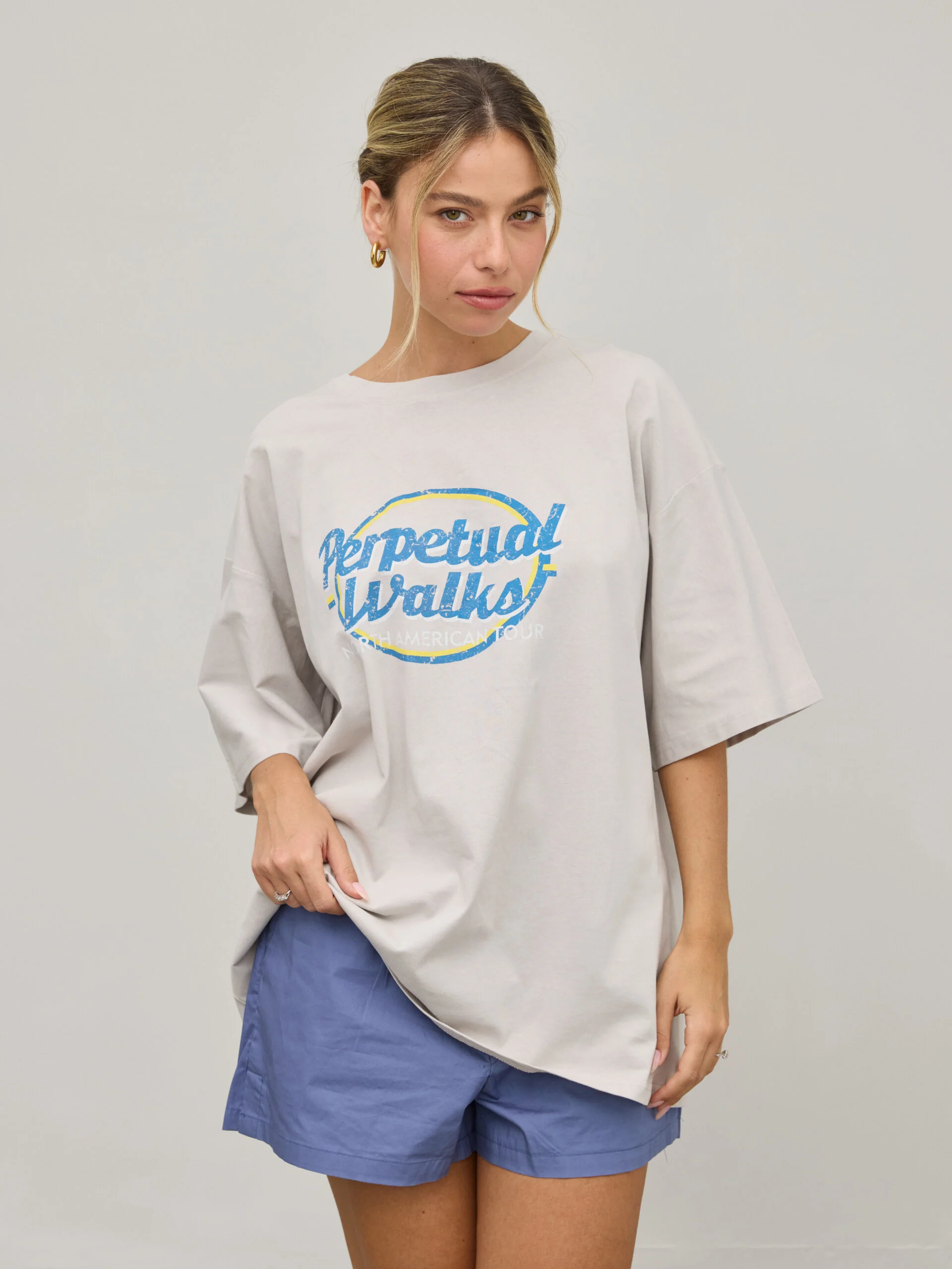 טישירט אוברסייז פרינט PERPETUAL WALKS | אפור - Image 4