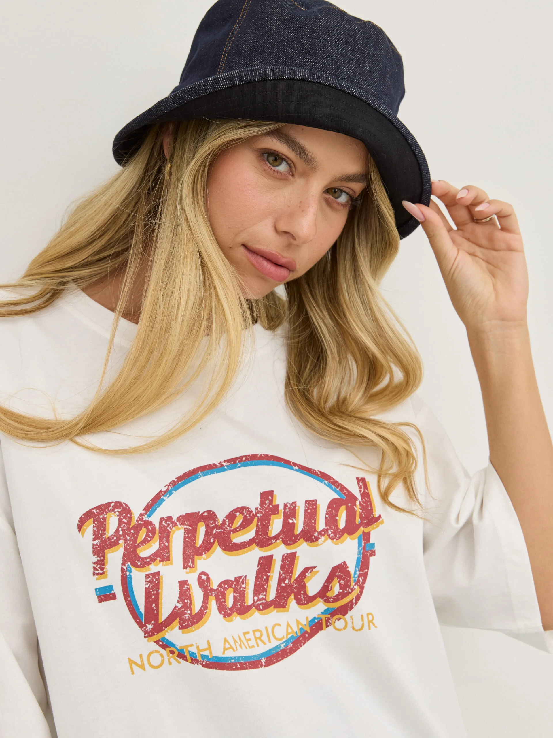 טישירט אוברסייז פרינט PERPETUAL WALKS | לבן - Image 4