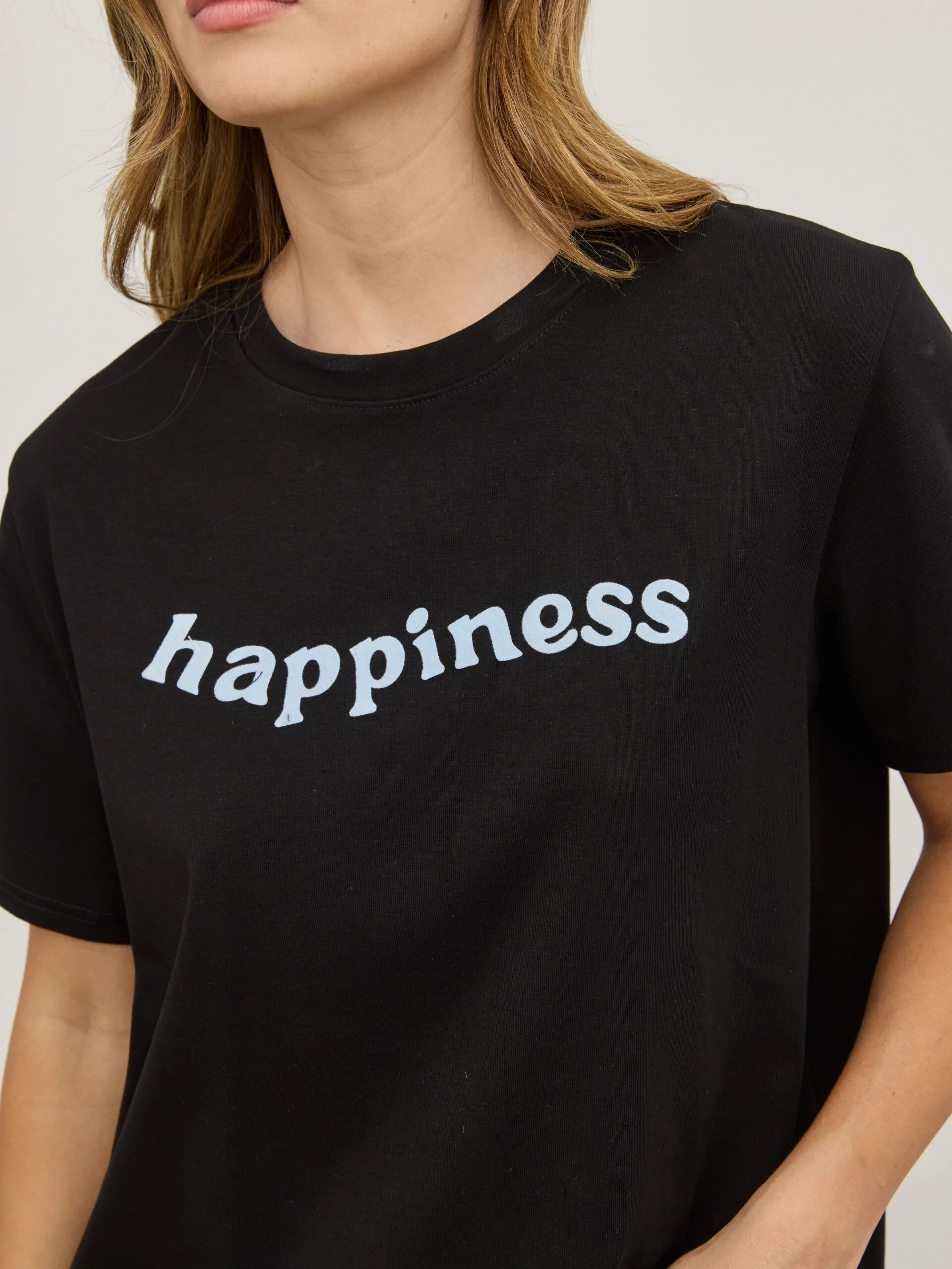 טישירט פרינט HAPPINES | שחור - Image 5