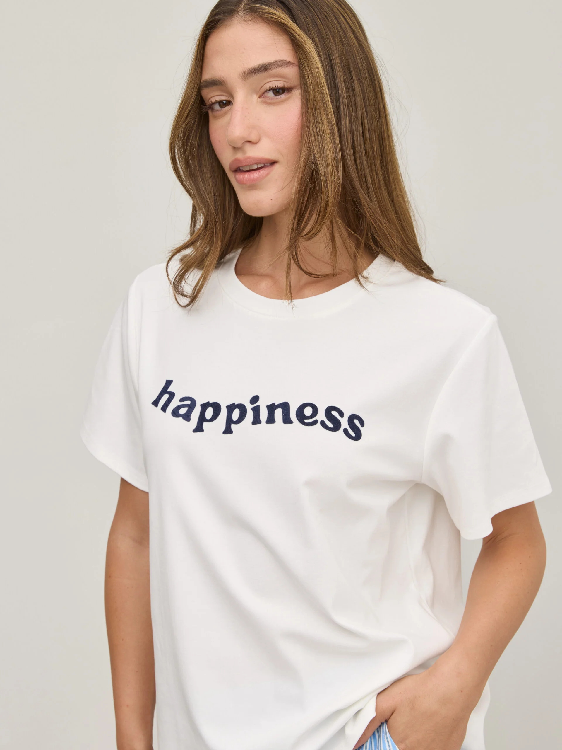 טישירט פרינט HAPPINES | לבן - Image 2