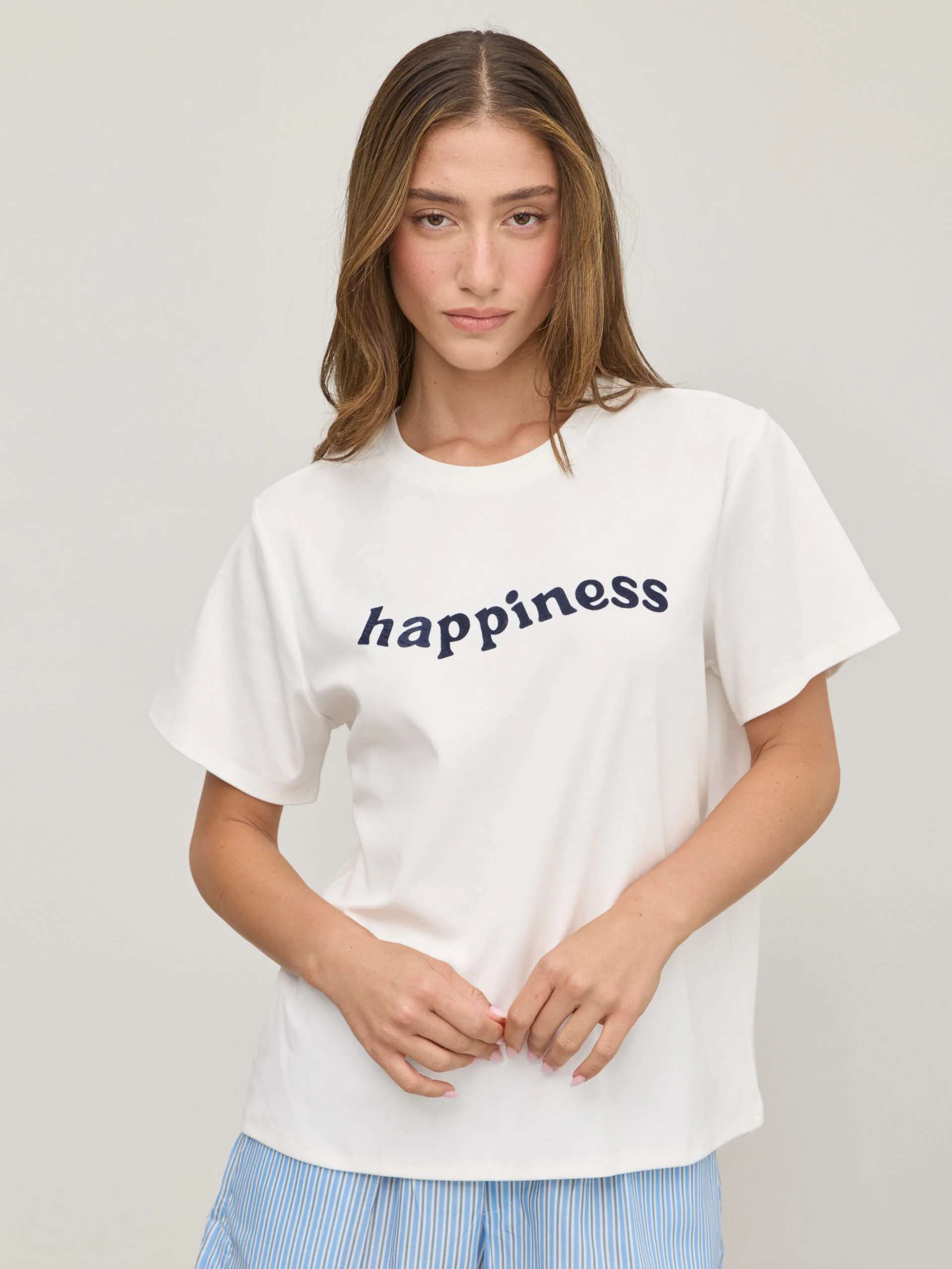טישירט פרינט HAPPINES | לבן - Image 4